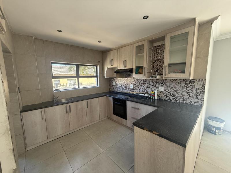 To Let 4 Bedroom Property for Rent in Summerfields Estate Gauteng