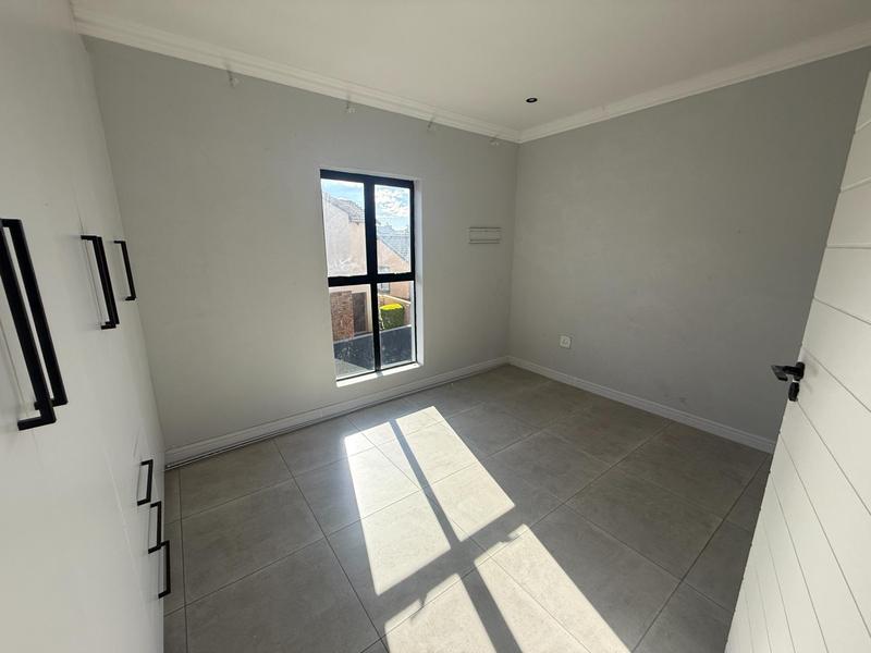 To Let 4 Bedroom Property for Rent in Summerfields Estate Gauteng
