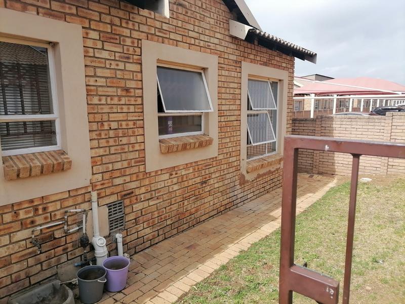 2 Bedroom Property for Sale in Olievenhoutbosch Gauteng
