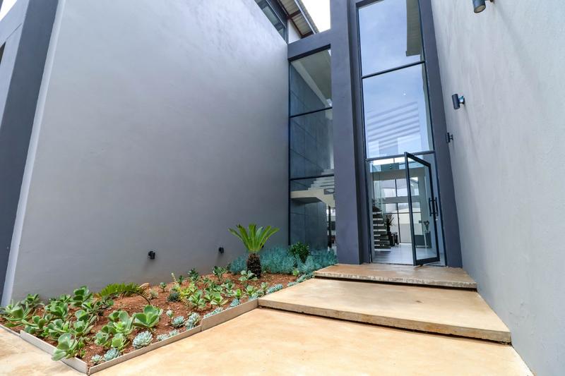 5 Bedroom Property for Sale in Copperleaf Estate Gauteng