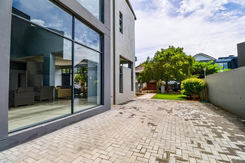 5 Bedroom Property for Sale in Copperleaf Estate Gauteng