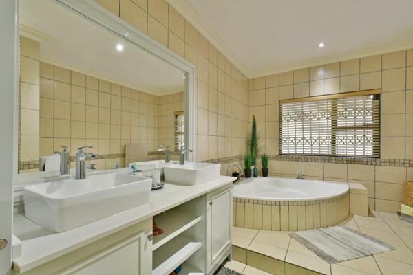 5 Bedroom Property for Sale in Glenvista Gauteng