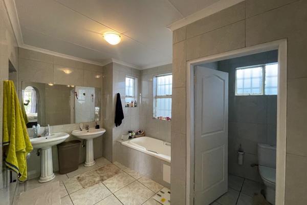 4 Bedroom Property for Sale in Glenvista Gauteng