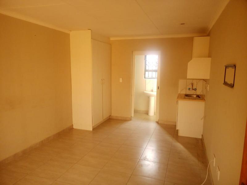 6 Bedroom Property for Sale in Protea Glen Gauteng