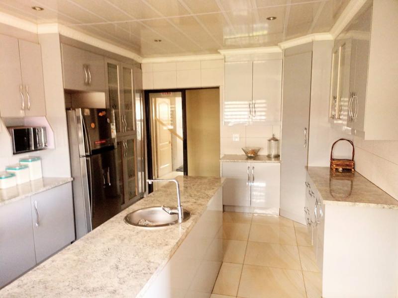 4 Bedroom Property for Sale in Zuurbekom Gauteng