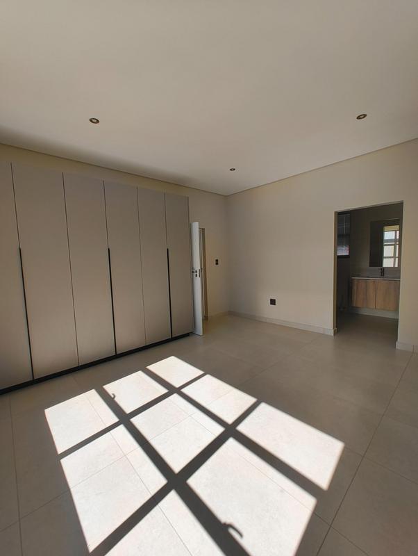 To Let 4 Bedroom Property for Rent in Waterkloof A H Gauteng