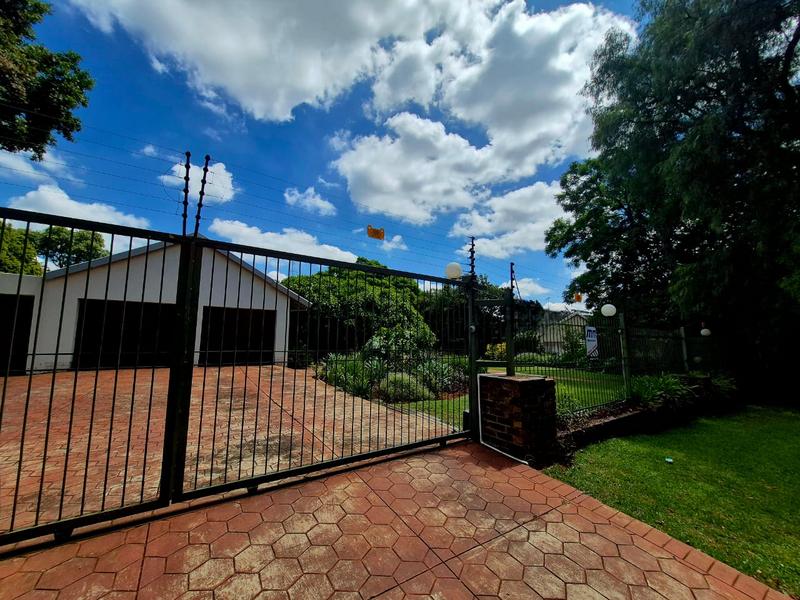 5 Bedroom Property for Sale in Lyttelton Gauteng