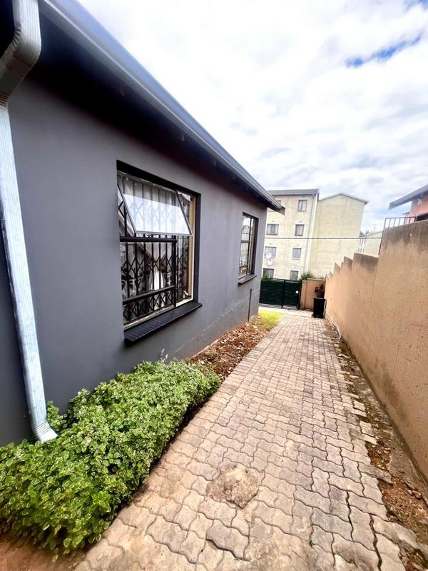 2 Bedroom Property for Sale in Fleurhof Gauteng