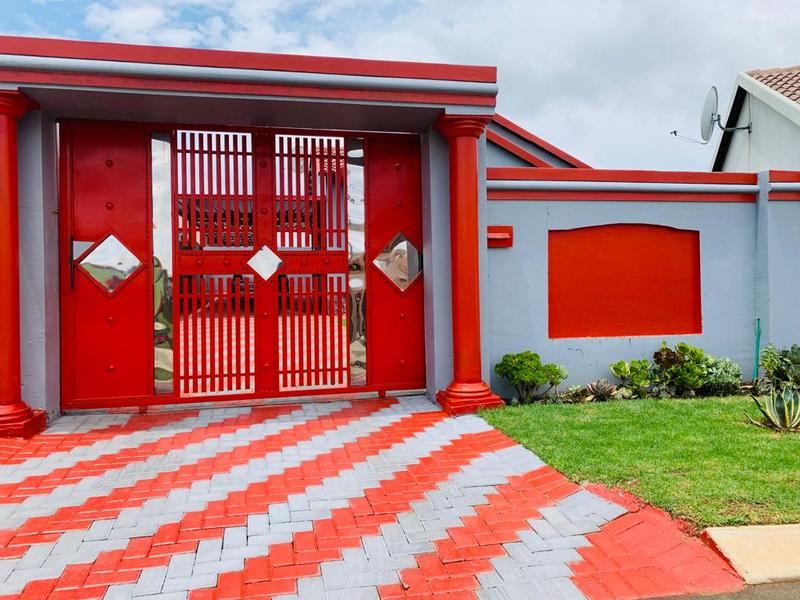 To Let 3 Bedroom Property for Rent in Fleurhof Gauteng