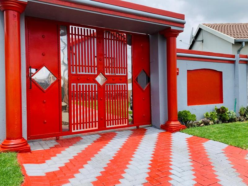 To Let 3 Bedroom Property for Rent in Fleurhof Gauteng