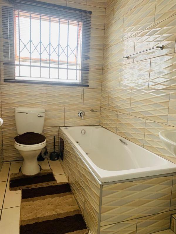 To Let 3 Bedroom Property for Rent in Fleurhof Gauteng