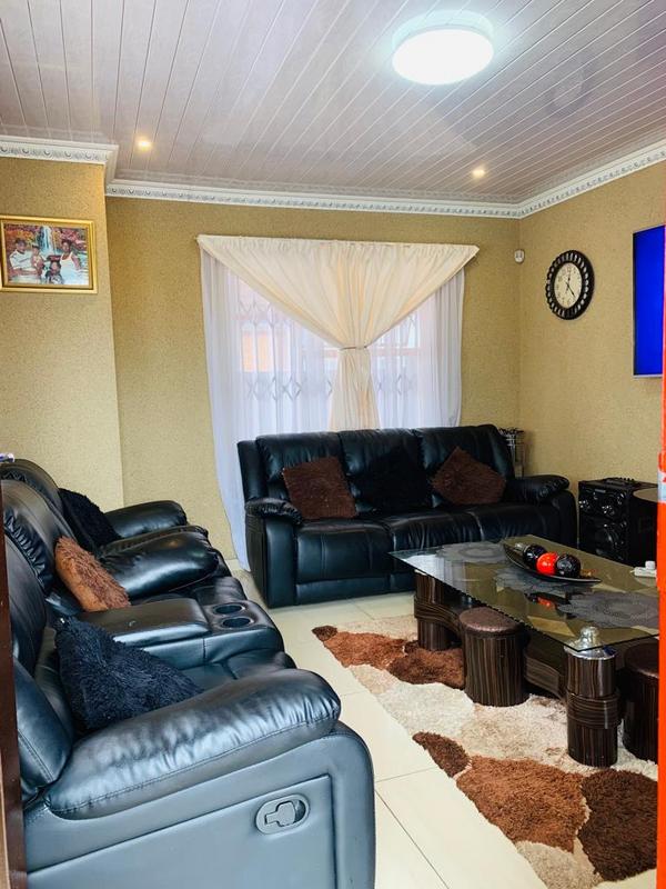 To Let 3 Bedroom Property for Rent in Fleurhof Gauteng