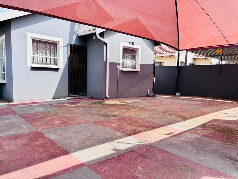To Let 2 Bedroom Property for Rent in Fleurhof Gauteng