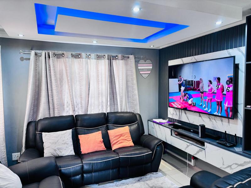 To Let 2 Bedroom Property for Rent in Fleurhof Gauteng