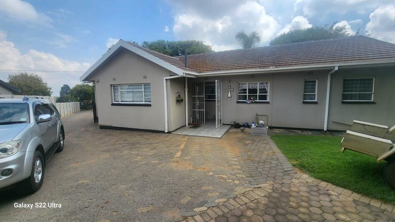 To Let 3 Bedroom Property for Rent in Greenhills Gauteng