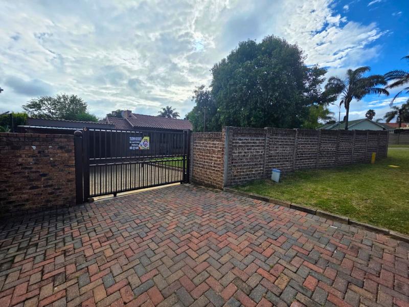 To Let 4 Bedroom Property for Rent in Glen Marais Gauteng