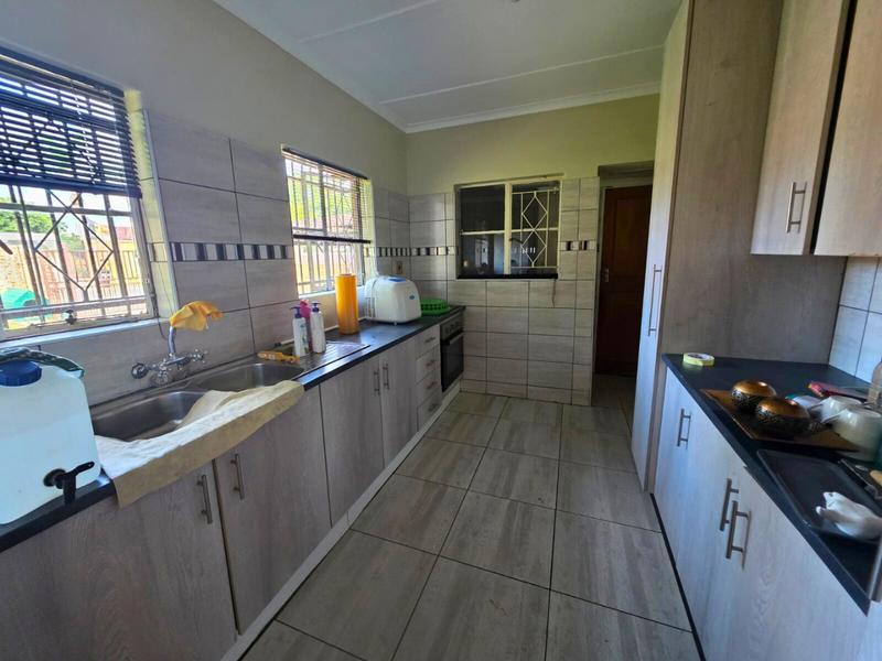 To Let 4 Bedroom Property for Rent in Glen Marais Gauteng