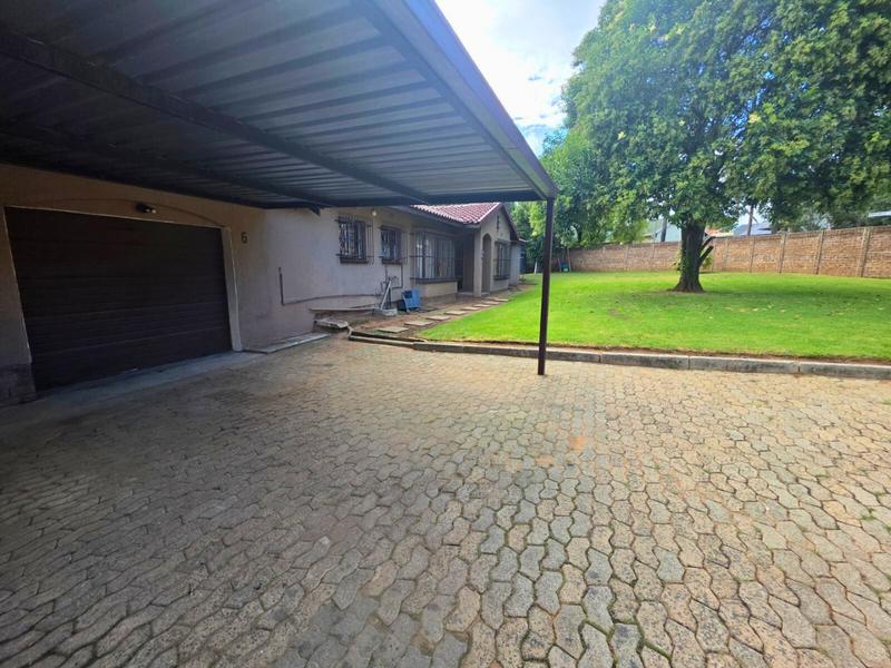 To Let 4 Bedroom Property for Rent in Glen Marais Gauteng