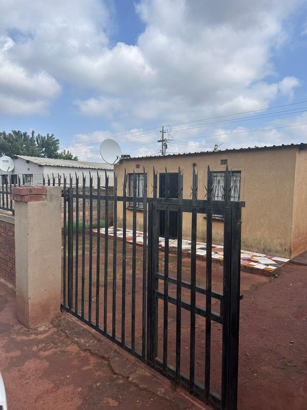 2 Bedroom Property for Sale in Zonkezizwe Gauteng