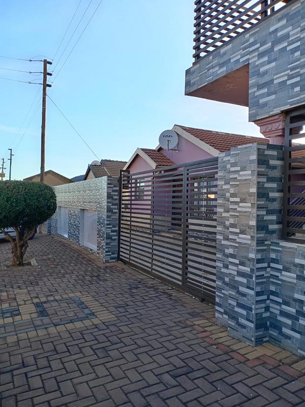 10 Bedroom Property for Sale in Protea Glen Gauteng