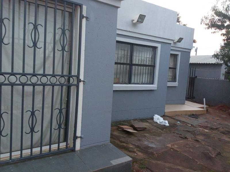 2 Bedroom Property for Sale in Zonkezizwe Gauteng
