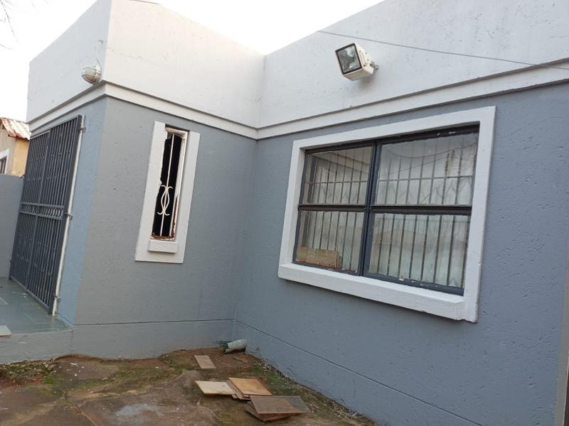 2 Bedroom Property for Sale in Zonkezizwe Gauteng
