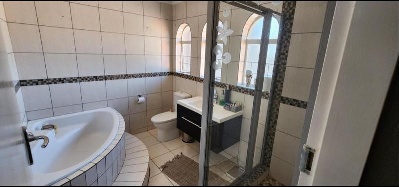 2 Bedroom Property for Sale in Glen Marais Gauteng