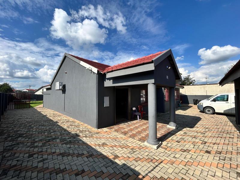 3 Bedroom Property for Sale in Strubenvale Gauteng