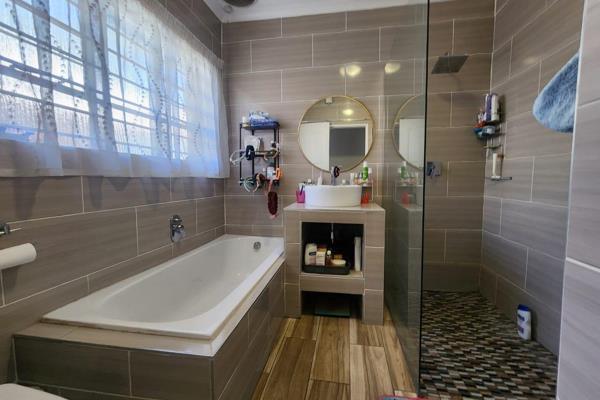 4 Bedroom Property for Sale in Glenvista Gauteng