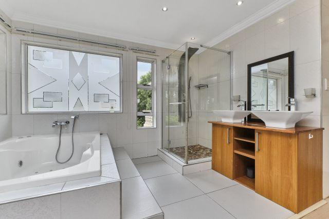 5 Bedroom Property for Sale in Sunninghill Gauteng