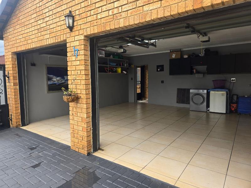 2 Bedroom Property for Sale in Parkhaven Gauteng