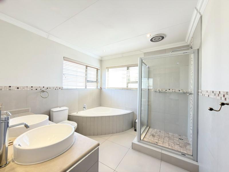 To Let 3 Bedroom Property for Rent in Broadacres Gauteng