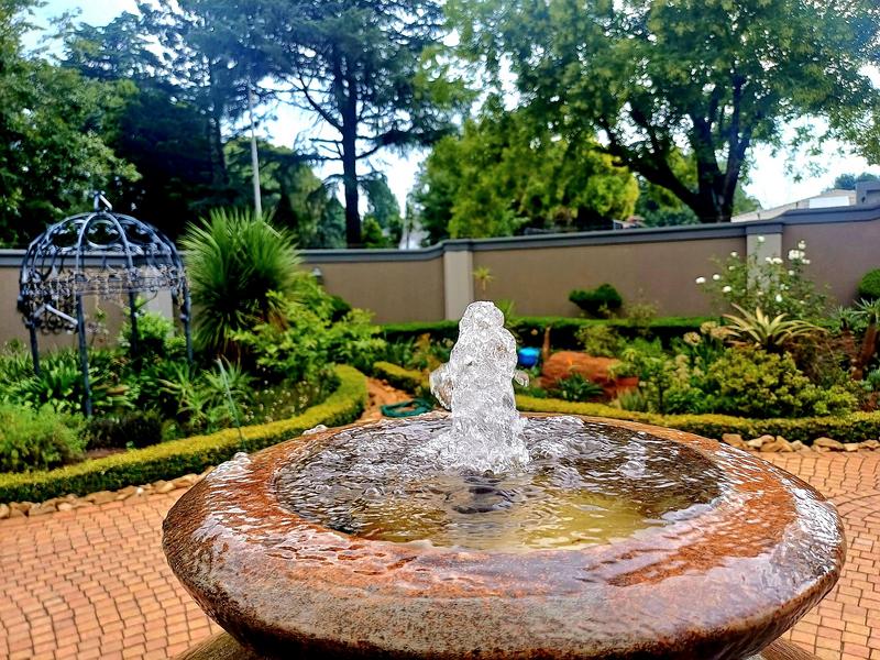 5 Bedroom Property for Sale in Lakefield Gauteng