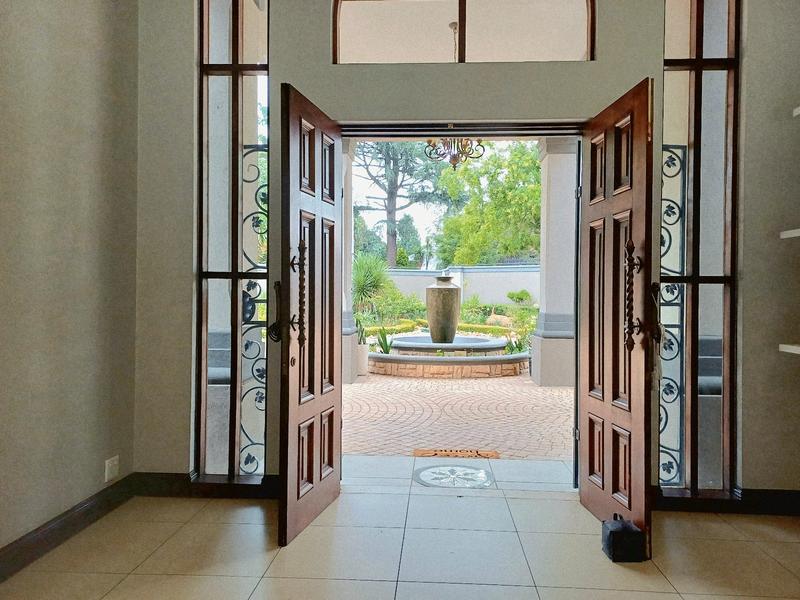 5 Bedroom Property for Sale in Lakefield Gauteng