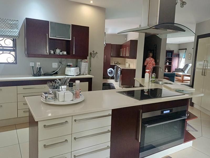 5 Bedroom Property for Sale in Lakefield Gauteng