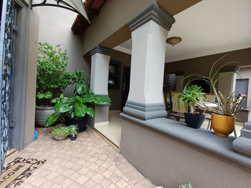 5 Bedroom Property for Sale in Lakefield Gauteng