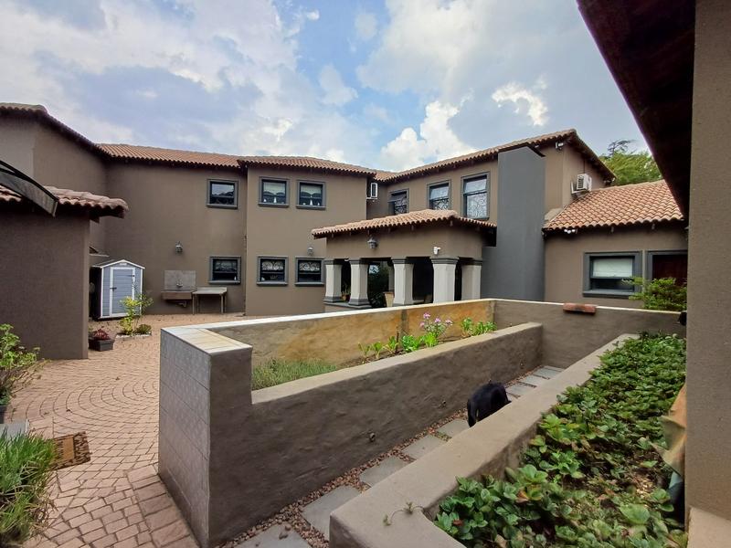 5 Bedroom Property for Sale in Lakefield Gauteng