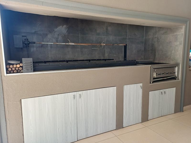 5 Bedroom Property for Sale in Lakefield Gauteng