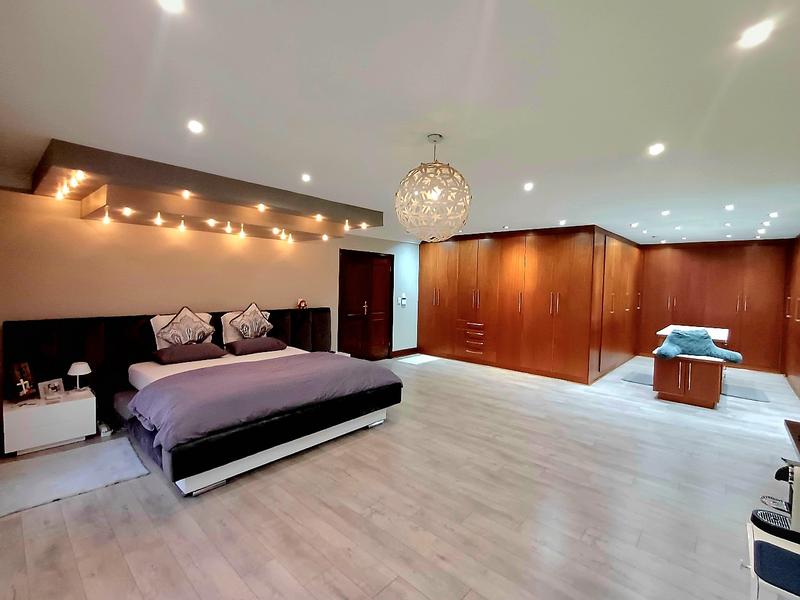 5 Bedroom Property for Sale in Lakefield Gauteng