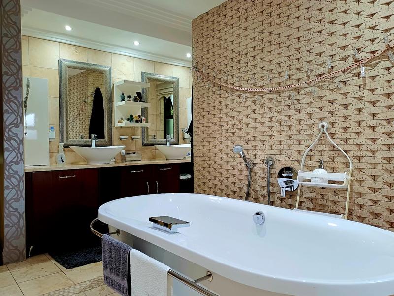 5 Bedroom Property for Sale in Lakefield Gauteng