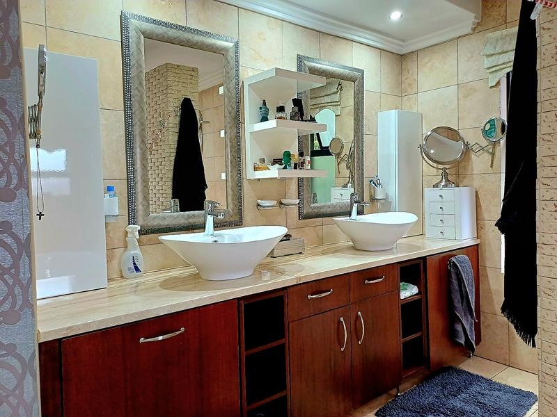 5 Bedroom Property for Sale in Lakefield Gauteng