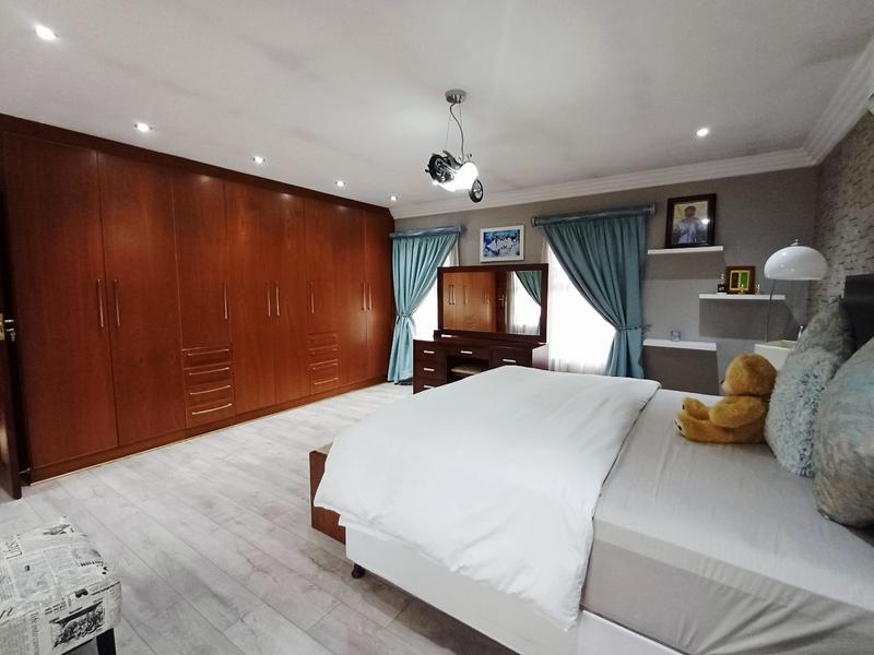 5 Bedroom Property for Sale in Lakefield Gauteng