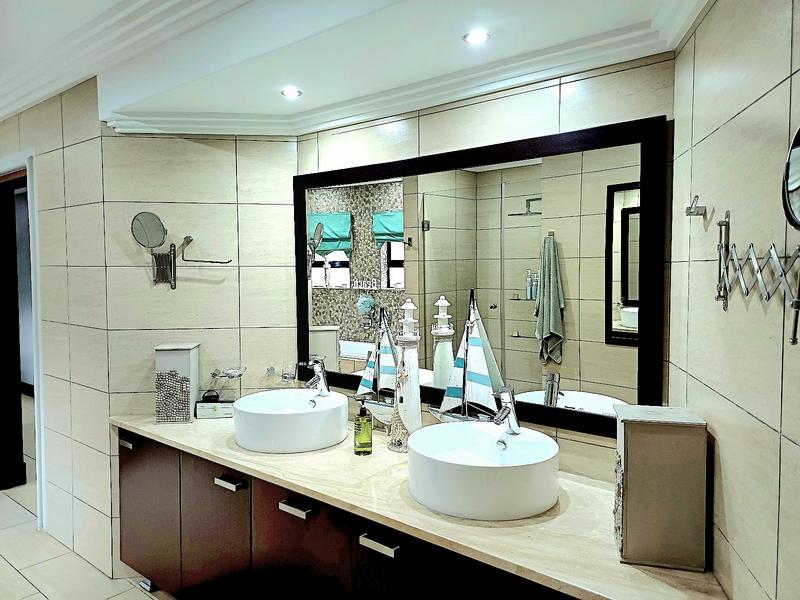 5 Bedroom Property for Sale in Lakefield Gauteng