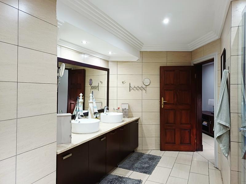 5 Bedroom Property for Sale in Lakefield Gauteng