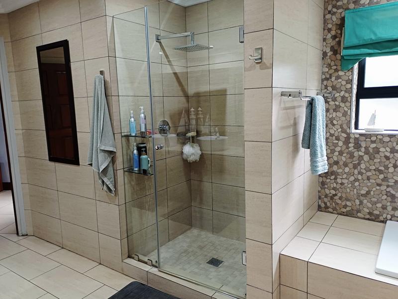 5 Bedroom Property for Sale in Lakefield Gauteng