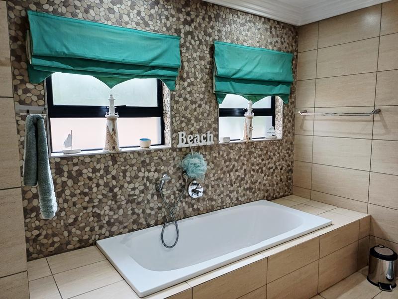 5 Bedroom Property for Sale in Lakefield Gauteng