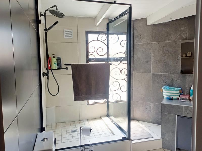 5 Bedroom Property for Sale in Lakefield Gauteng