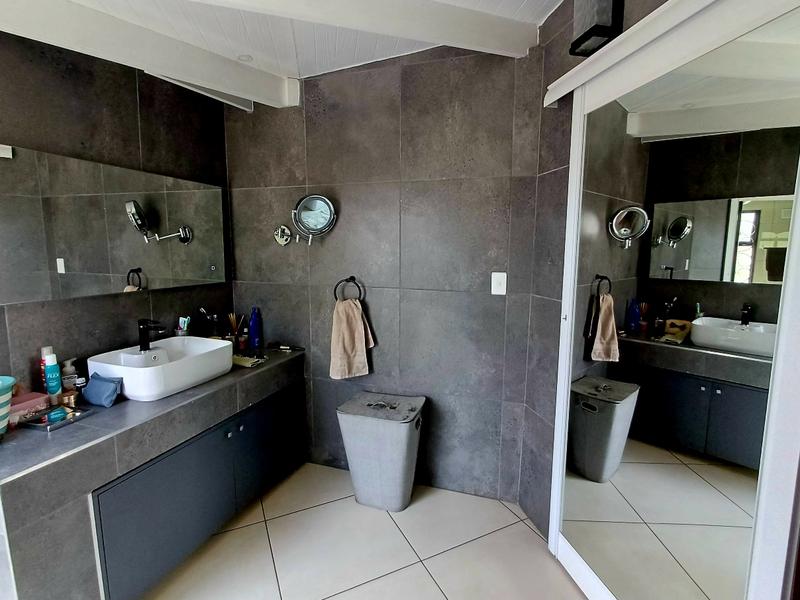 5 Bedroom Property for Sale in Lakefield Gauteng