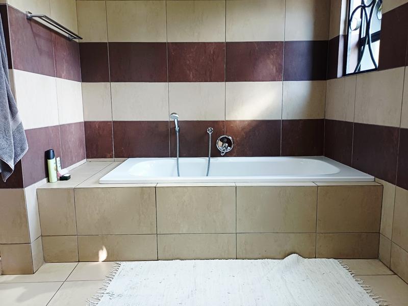 5 Bedroom Property for Sale in Lakefield Gauteng
