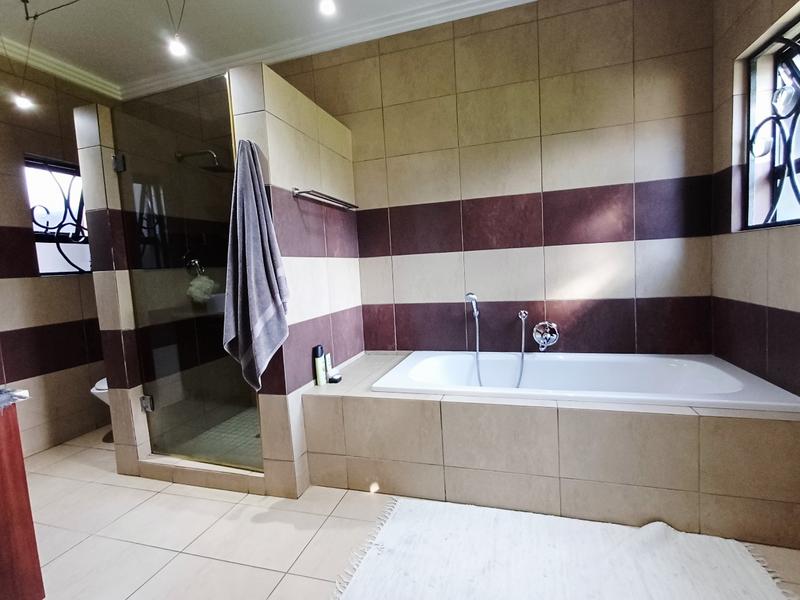 5 Bedroom Property for Sale in Lakefield Gauteng